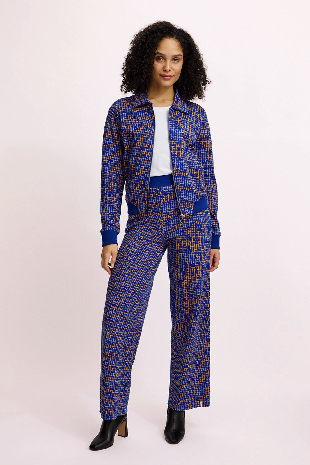 Knitted jacket with a retro look