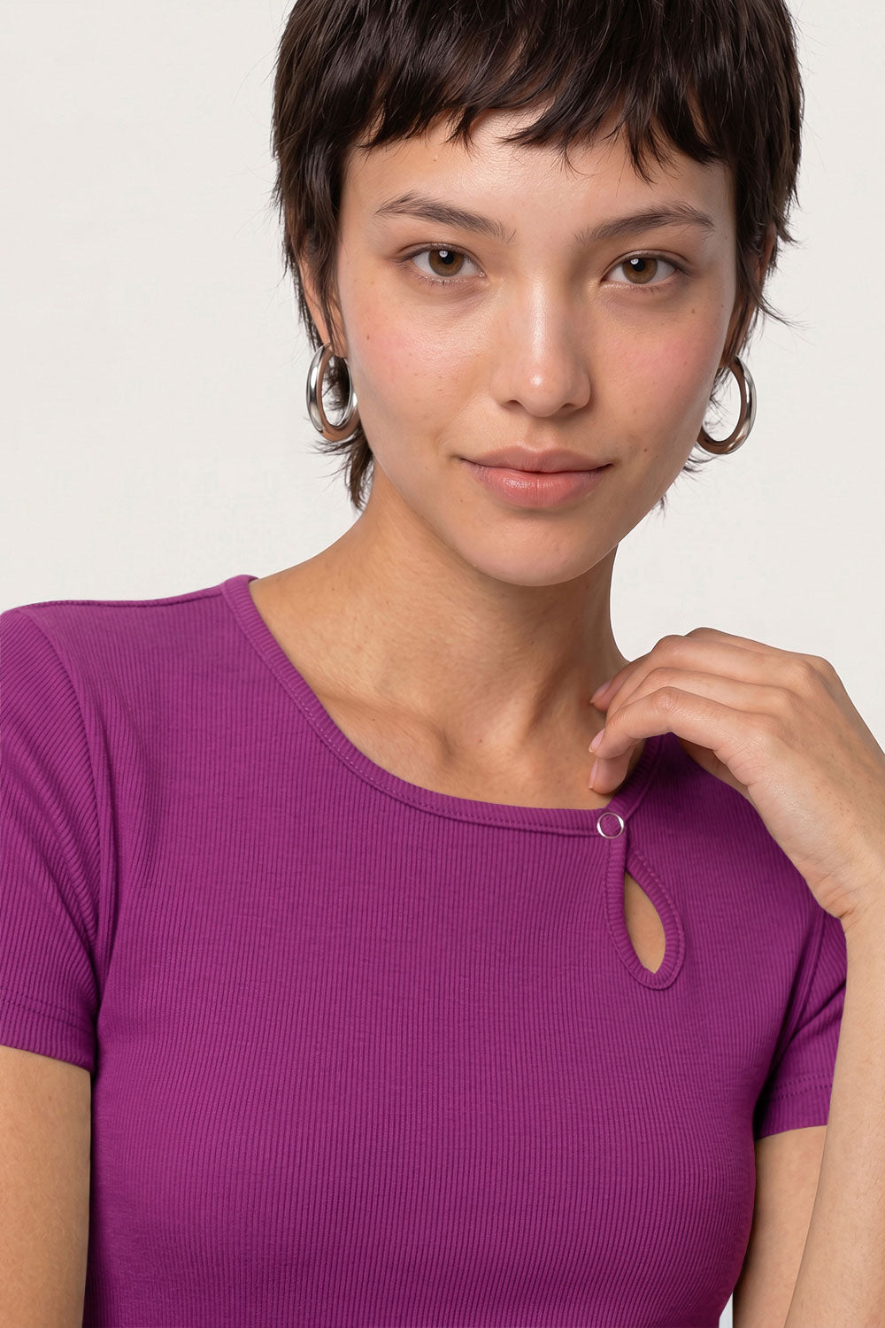 Image Lillyy – Rib-Shirt Keyhole-Detail_3