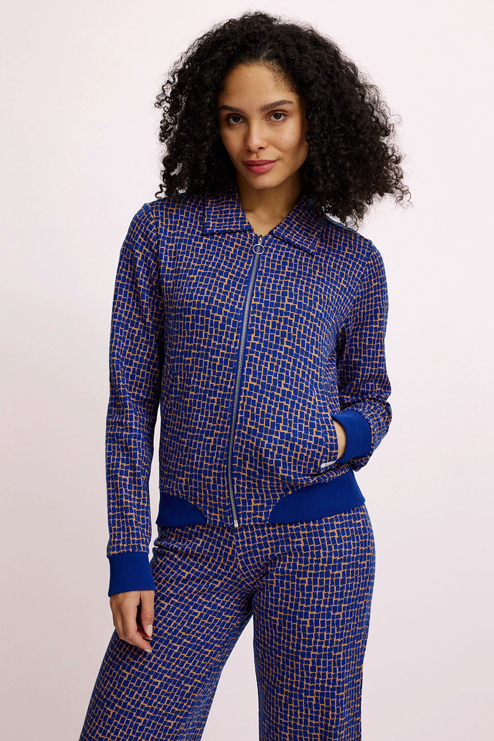 Knitted jacket with a retro look