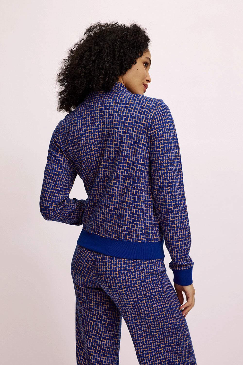 Knitted jacket with a retro look