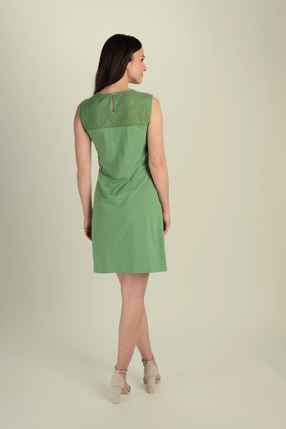 Kurzes Kleid mit Spitzendetails