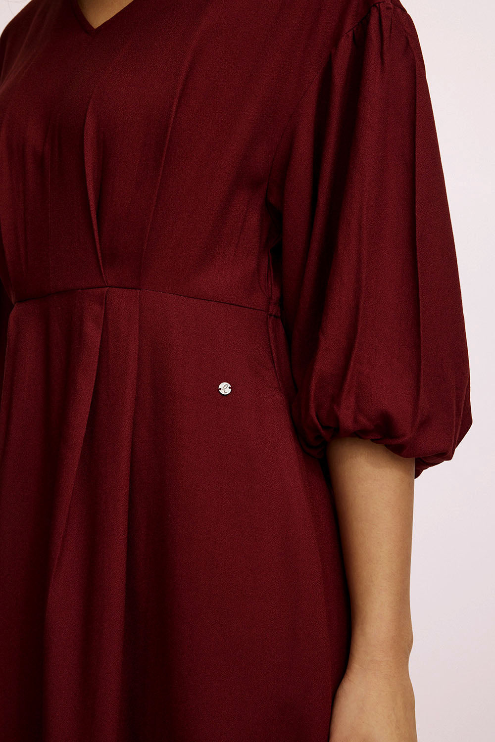 Tailliertes Kleid aus EcoVero™ Viskose