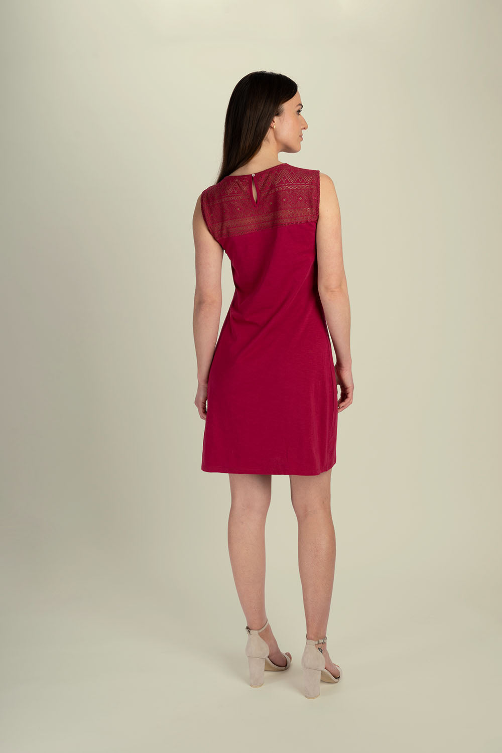 Kurzes Kleid mit Spitzendetails