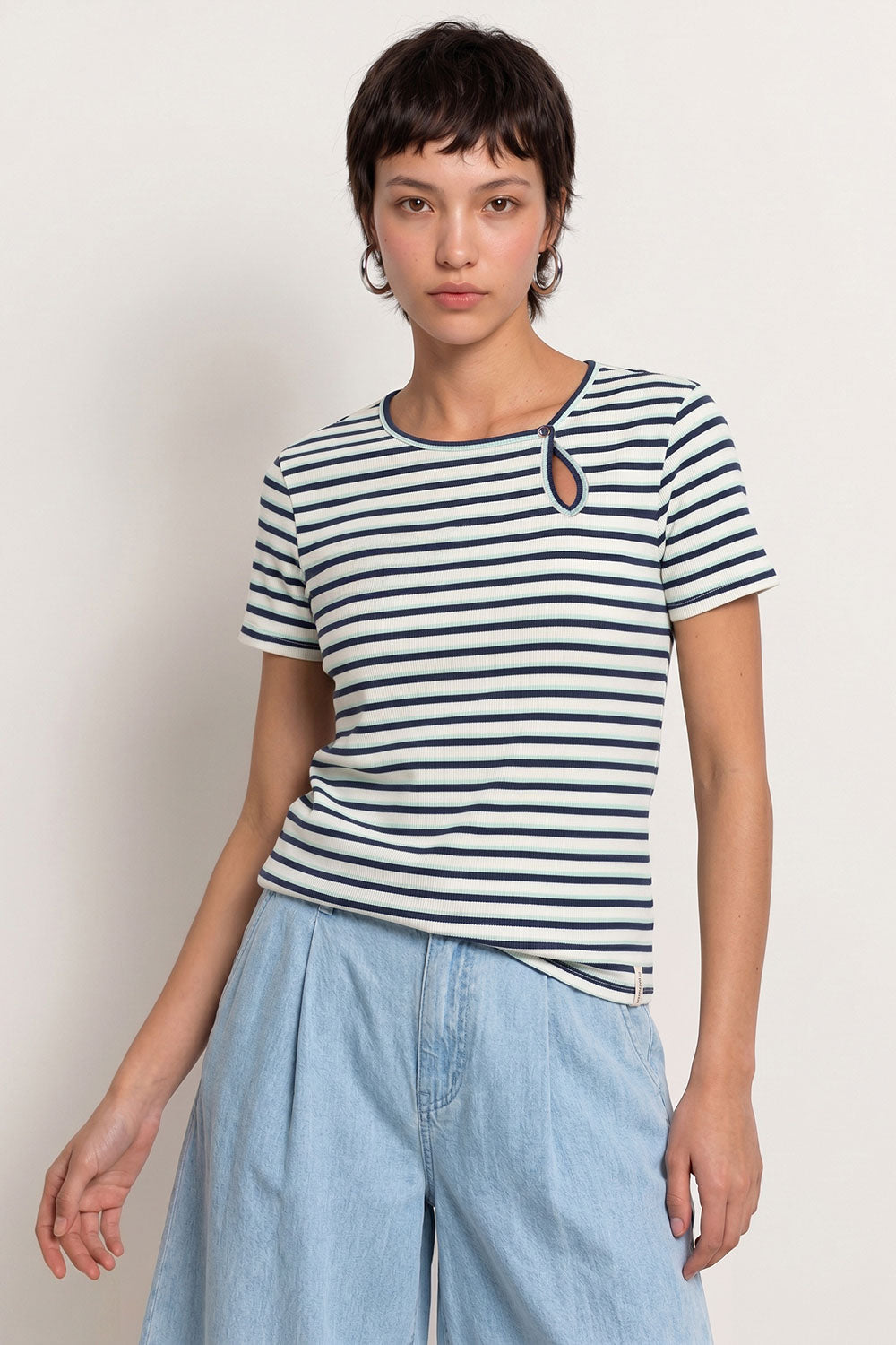 Image Lillyy – Rib-Shirt Keyhole-Detail_1