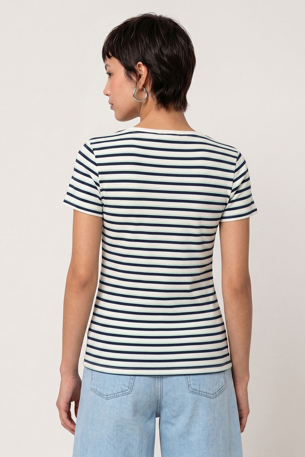 Image Lillyy – Rib-Shirt Keyhole-Detail_2