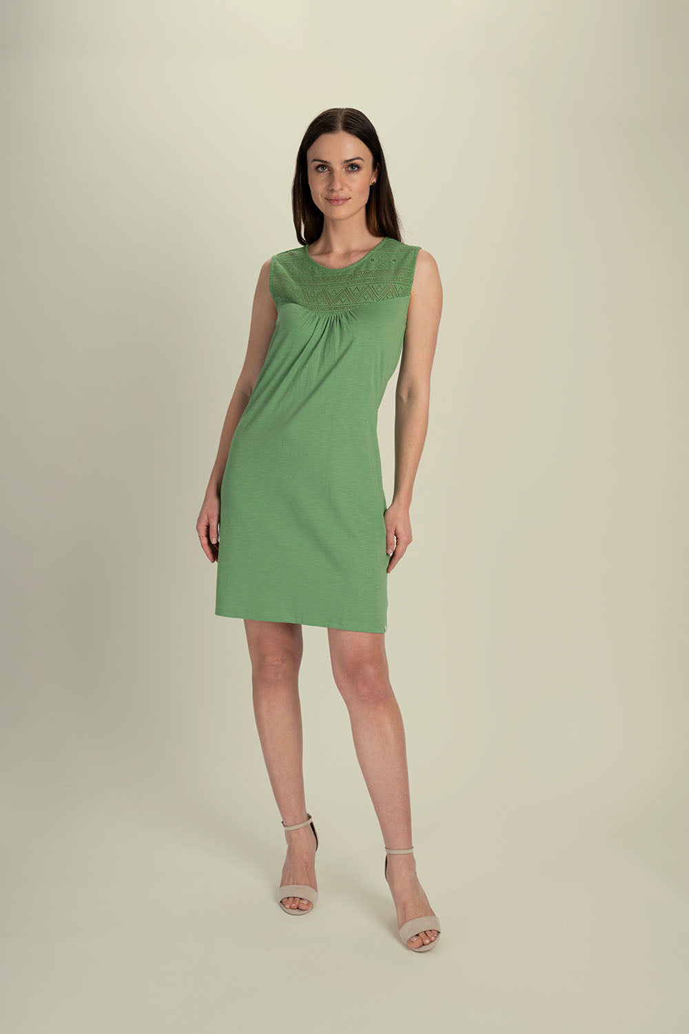 Kurzes Kleid mit Spitzendetails
