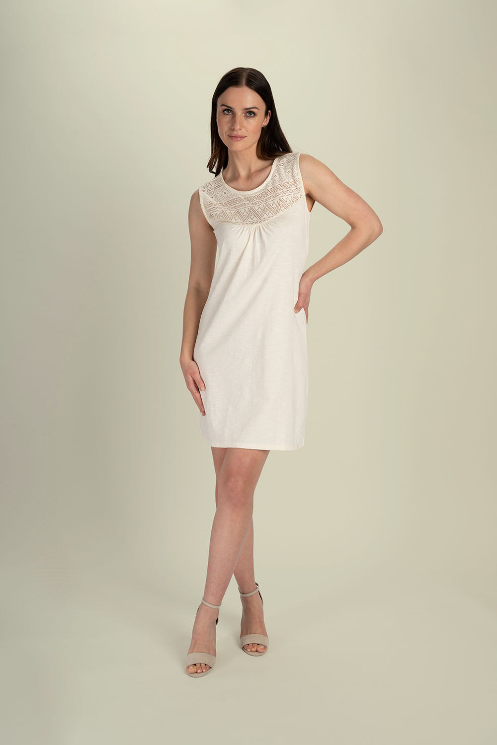 Kurzes Kleid mit Spitzendetails