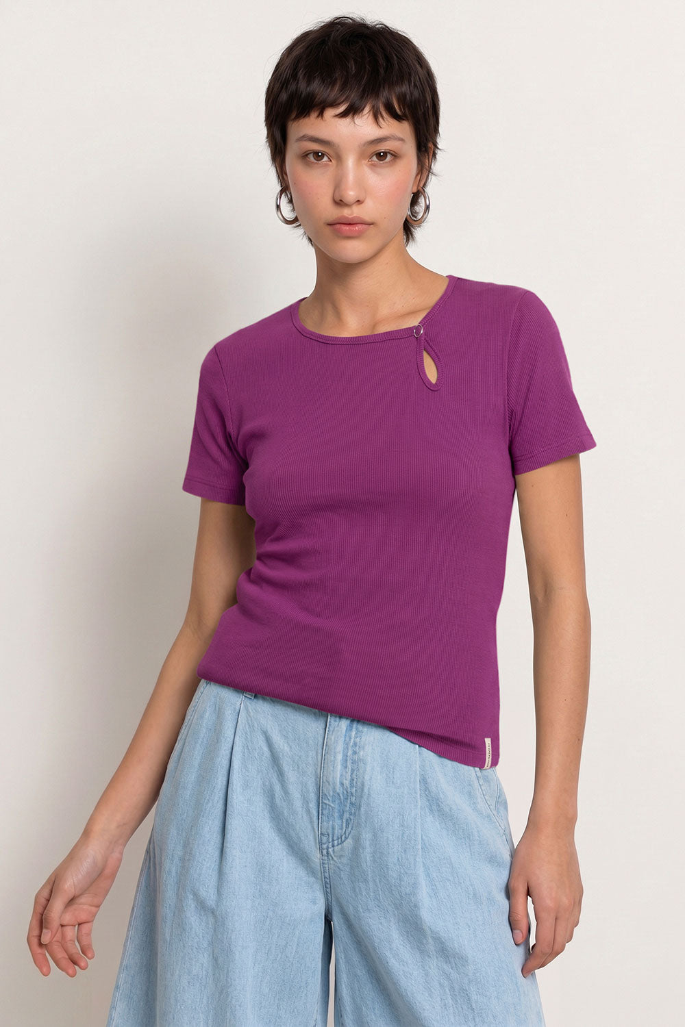 Image Lillyy – Rib-Shirt Keyhole-Detail_1